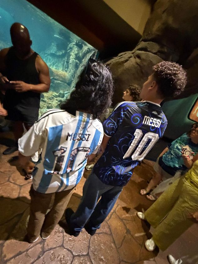 Los argentinos copan el Georgia Aquarium para matar el tiempo antes de la semifinal del Mundial.