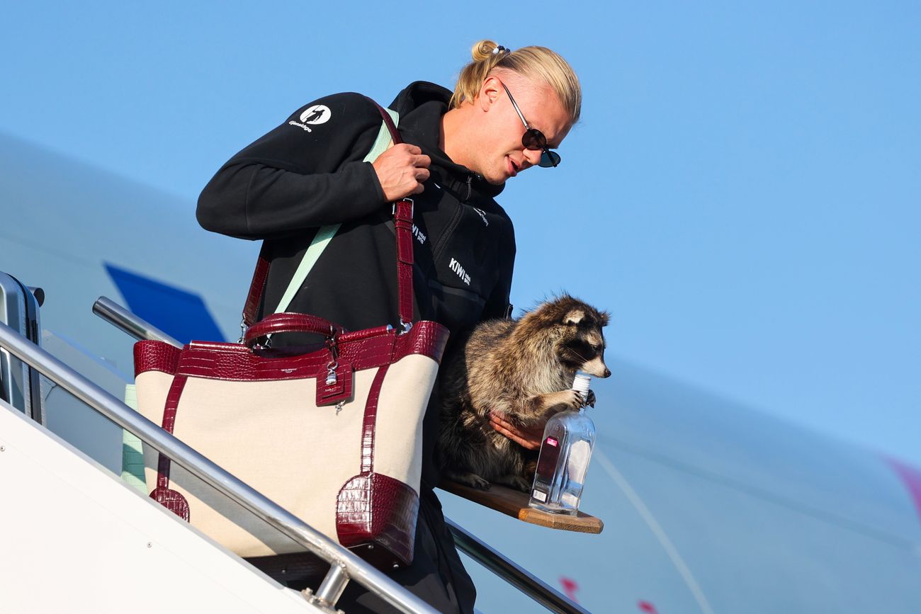 Erling Haaland, en su llegada a Oslo, la capital de Noruega, tras el Mundial 2026 y un llamativo souvenir. (AP)