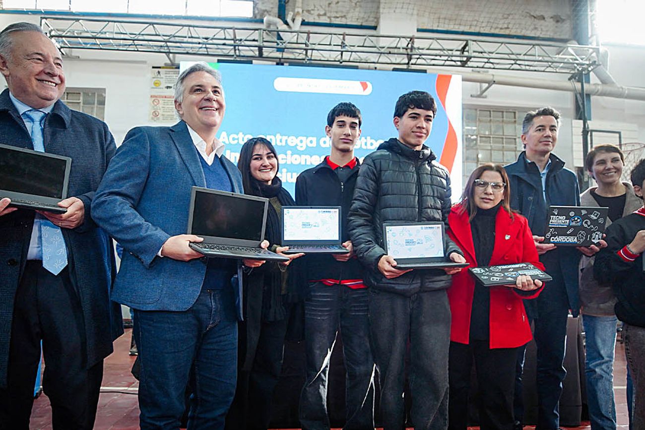 El gobernador Martín Llayora hizo entrega de más de 400 netbooks a escuelas de Villa María y la región.