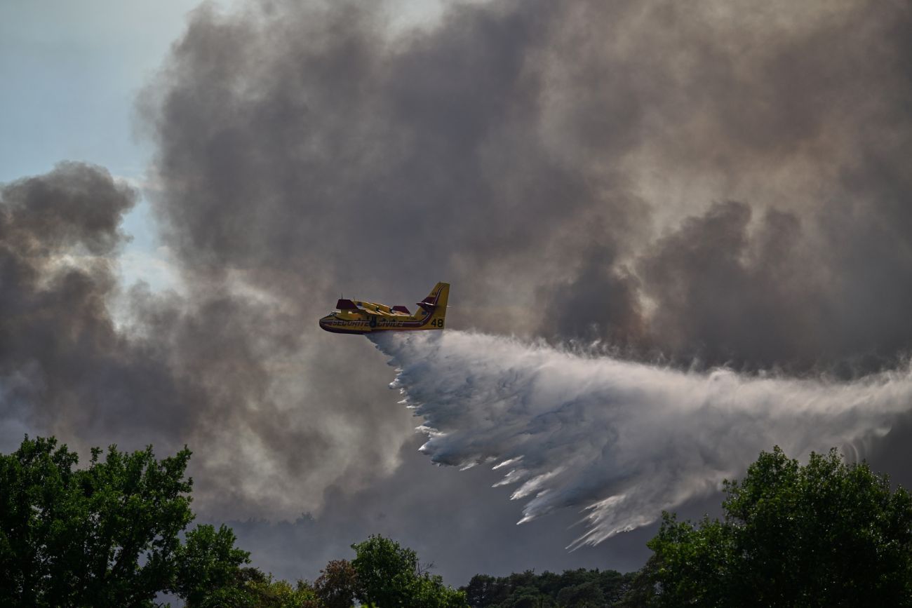 Arde Fontainebleau: un incendio presuntamente provocado ya destruyó mil hectáreas de bosque en Francia