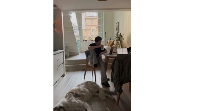 Helena Ortega mostró el living de su casa y un detalle de diseño se llevó todas las miradas.