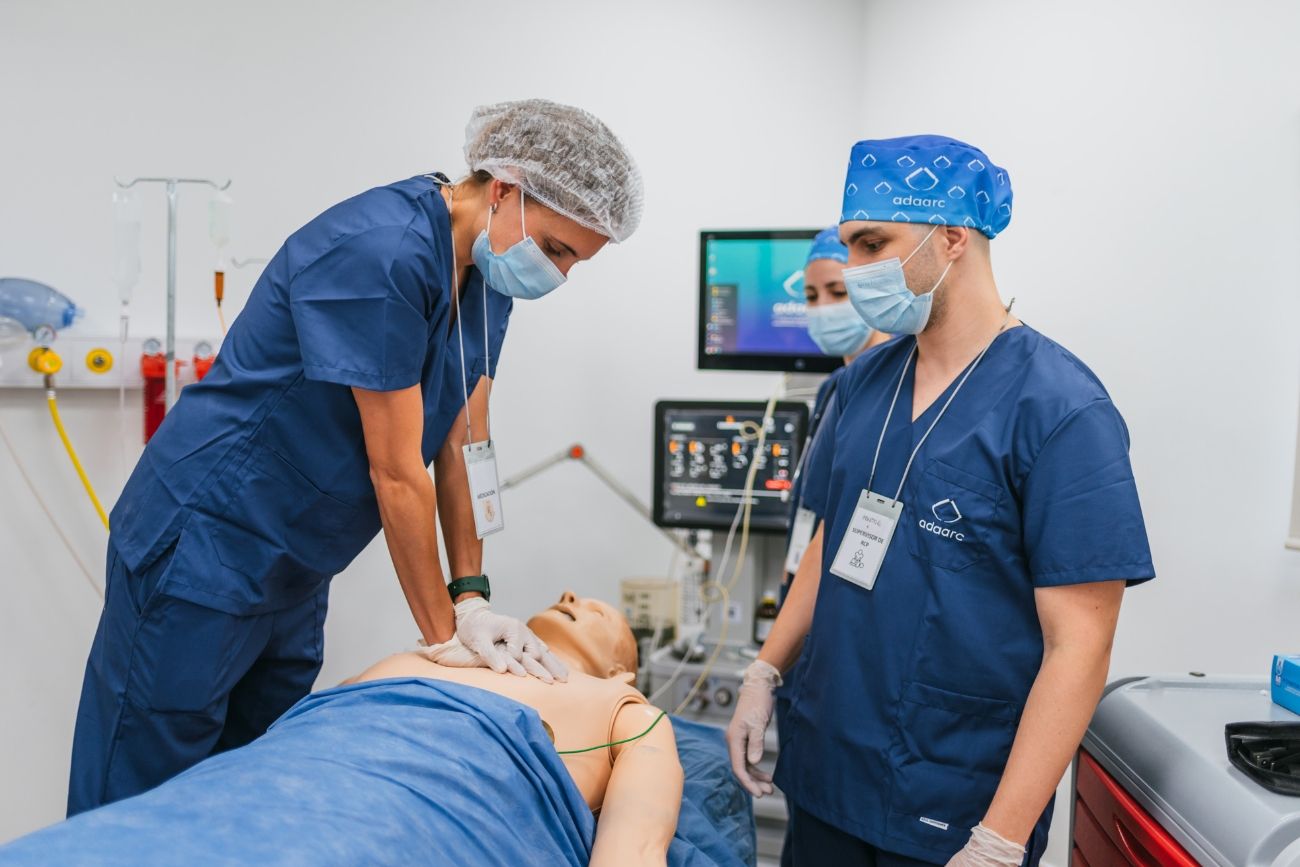 Adaarc desarrolla periódicamente capacitaciones gratuitas en reanimación cardiopulmonar (RCP), maniobra de Heimlich y primeros auxilios.