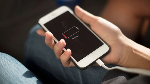 El truco del modo avión para cargar el celular: qué es verdad y qué es un mito.