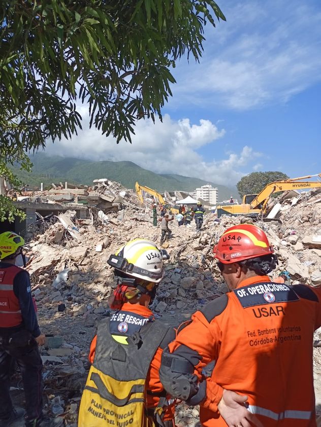 Bomberos de Córdoba en plena tarea en Venezuela. (Gentileza