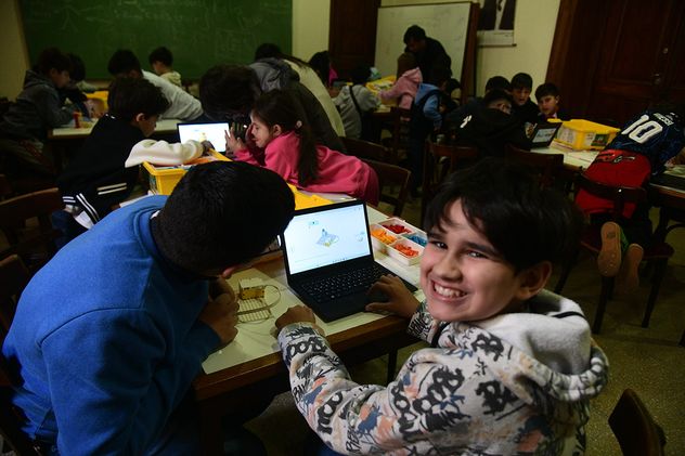 Durante las vacaciones de invierno, la Academia Nacional de Ciencias junto con la fundación Tecnología con Propósito ofrecen talleres de robótica y de programación para niños y niñas.