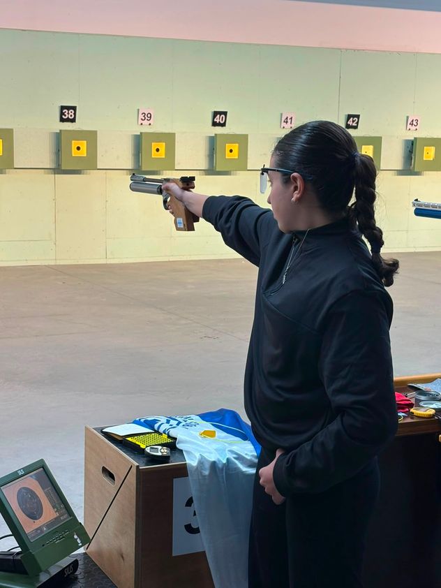 Lucía Gelfo (13) logró la medalla de bronce en la Categoría femenina “Pistola de Aire Cadete Mayor” del XLVIII Campeonato Nacional Juvenil de Tiro Deportivo.