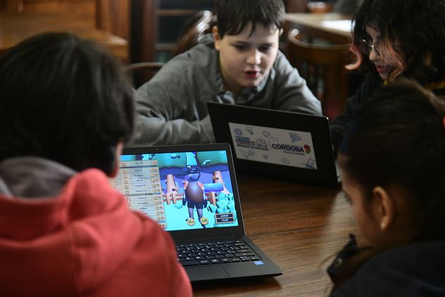 Durante las vacaciones de invierno, la Academia Nacional de Ciencias junto con la fundación Tecnología con Propósito ofrecen talleres de robótica y de programación para niños y niñas.