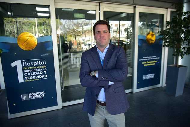 EXCELENCIA. En 2024, el Hospital Privado se convirtió en el primero del interior del país en recibir la acreditación de la Joint Commission International (JCI) como hospital académico, un sello de calidad que sólo obtienen instituciones médicas de primer nivel en el mundo. El logro, que se exhibe con orgullo en el ingreso al edificio central, será renovado en breve.