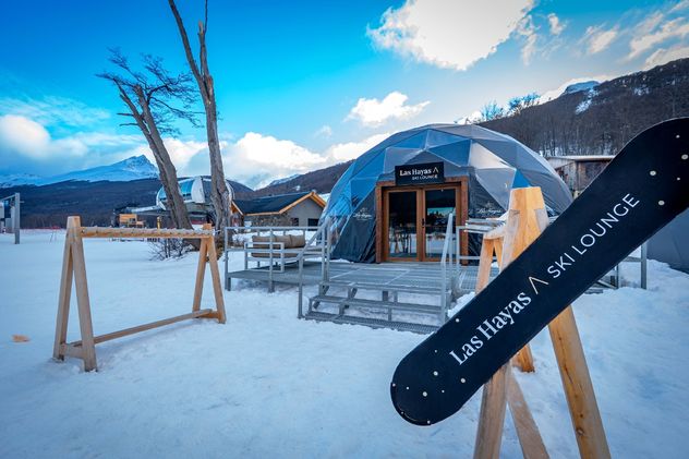 Rodeado por el bosque fueguino y una reserva natural, el hotel suma confort, piscina climatizada y servicios para quienes buscan disfrutar de la nieve y los paisajes de Ushuaia en familia.