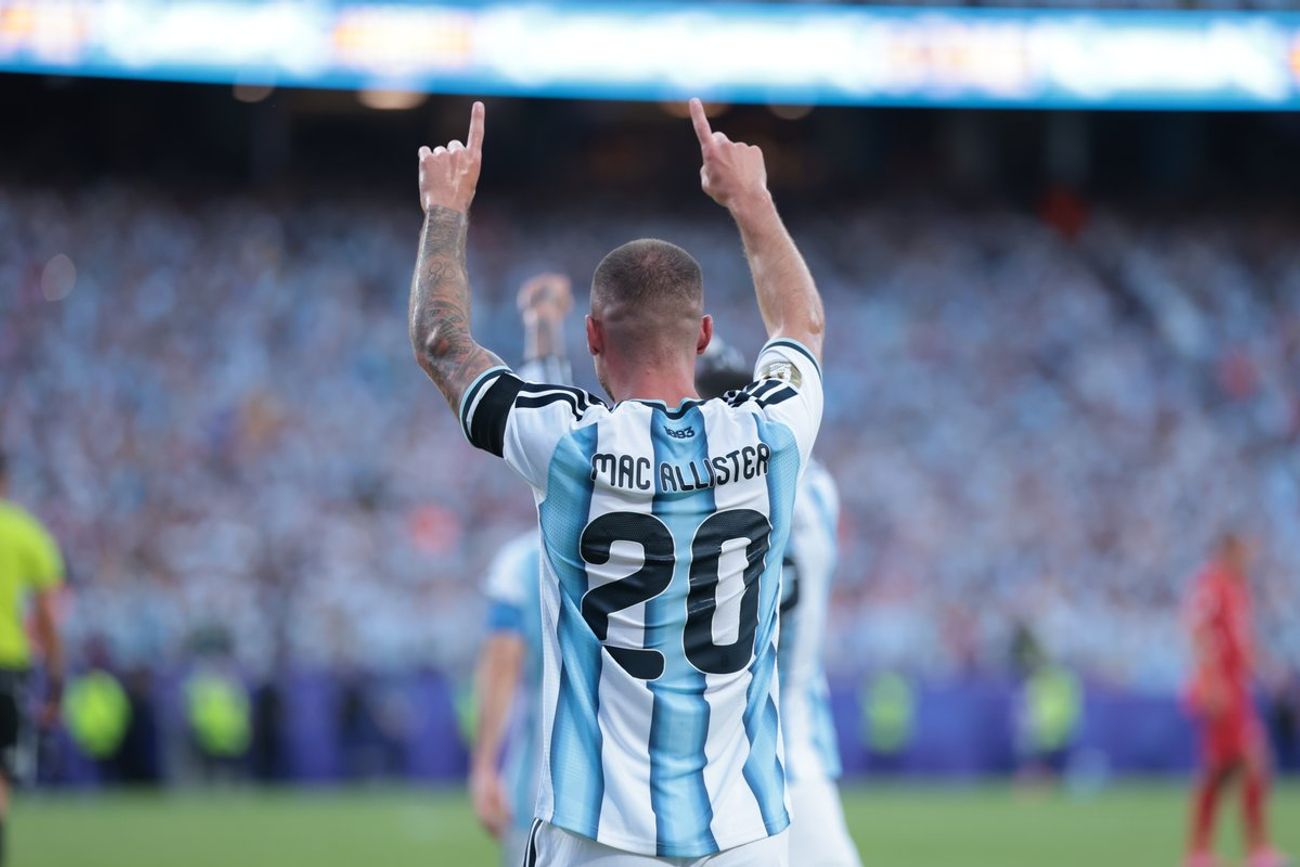 Alexis Mac Allister en la previa de las semis.