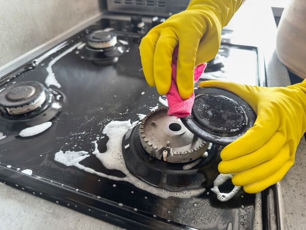 Cómo limpiar las hornallas llenas de grasa sin esfuerzo y con una mezcla casera de dos ingredientes.