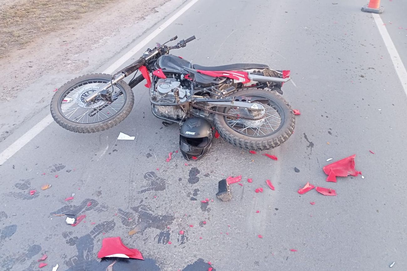 La moto siniestrada tras chocar con un caballo.