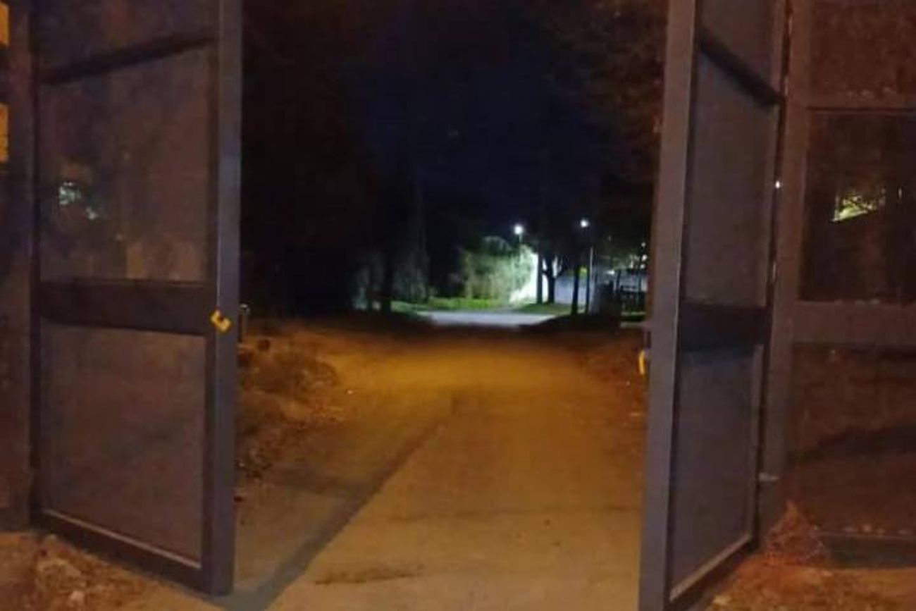 A una semana de la puesta en marcha del cierre de calles en Villa Allende, vandalizaron uno de los 13 portones.