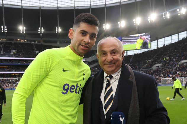 Osvaldo Ardiles y su mirada en la previa del Argentina-Inglaterra por semis del Mundial 2026. Acá, con Cuti Romero. 