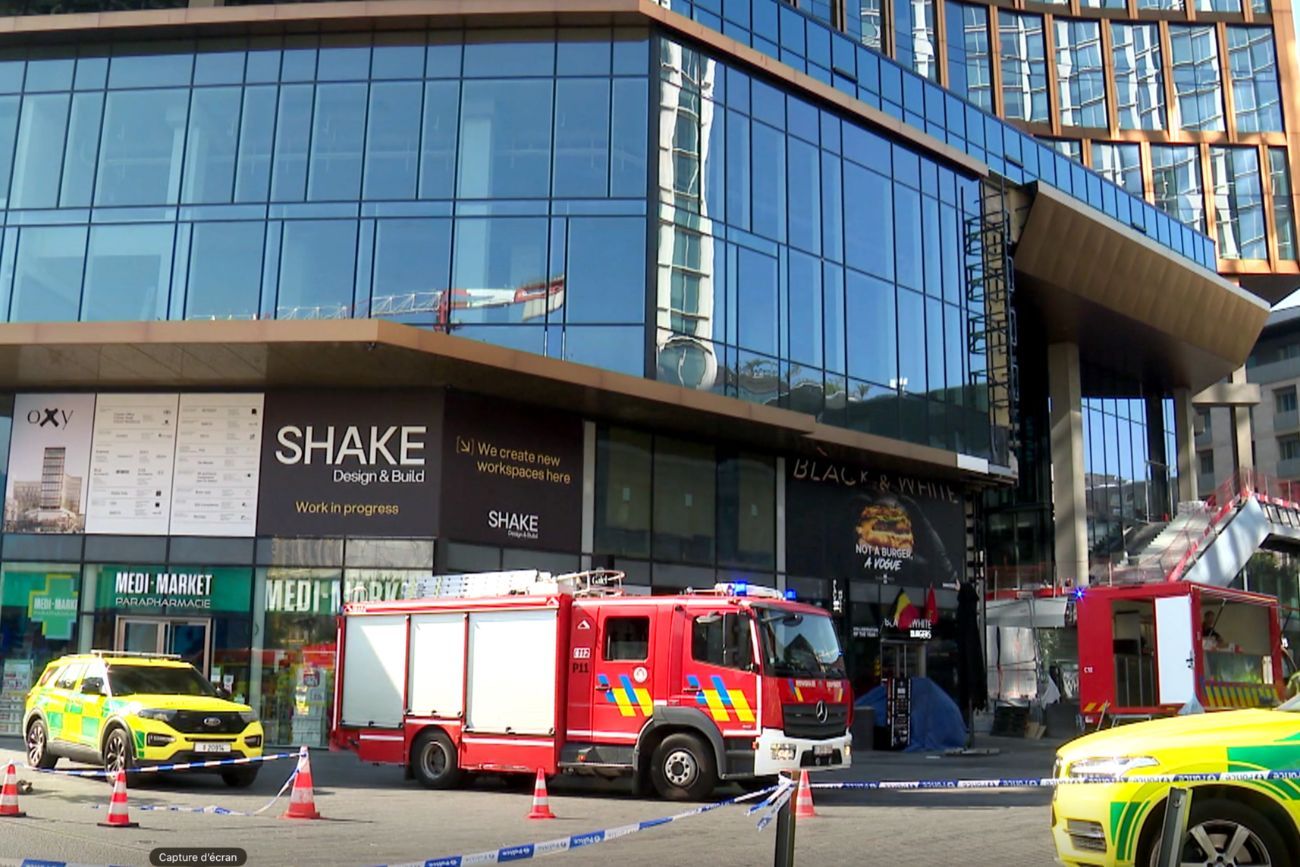 Tragedia en Bruselas: seis obreros murieron atrapados en un ascensor tras un incendio en un edificio. (@BorisDillies)