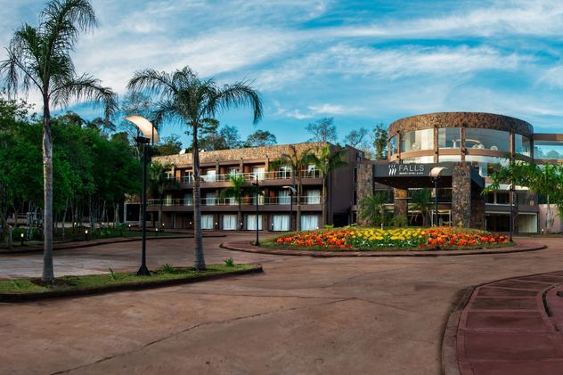Naturaleza y confort se combinan en este hotel de Puerto Iguazú, que ofrece amplios espacios verdes, propuestas para los más chicos y una ubicación estratégica para explorar una de las maravillas naturales del mundo.