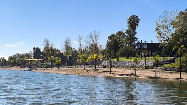 En la costa del lago Piedras Moras, de Almafuerte, paradores gastronómicos.