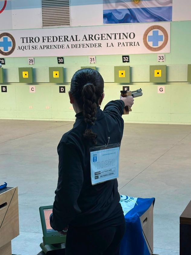 Lucía Gelfo (13) logró la medalla de bronce en la Categoría femenina “Pistola de Aire Cadete Mayor” del XLVIII Campeonato Nacional Juvenil de Tiro Deportivo.