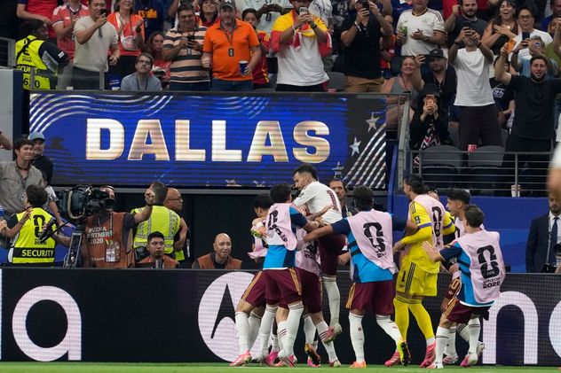 Pedro Porro festeja el segundo gol de España a Francia, por las semifinales del Mundial.
