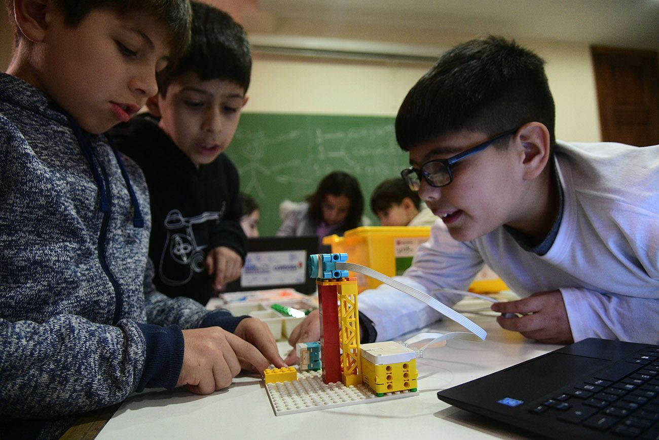 Robots, códigos y amigos nuevos: las vacaciones de invierno en la Academia Nacional de Ciencias