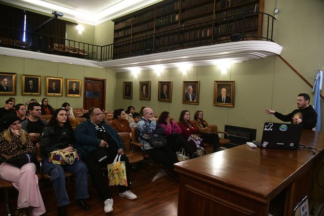 Durante las vacaciones de invierno, la Academia Nacional de Ciencias junto con la fundación Tecnología con Propósito ofrecen talleres de robótica y de programación para niños y niñas.