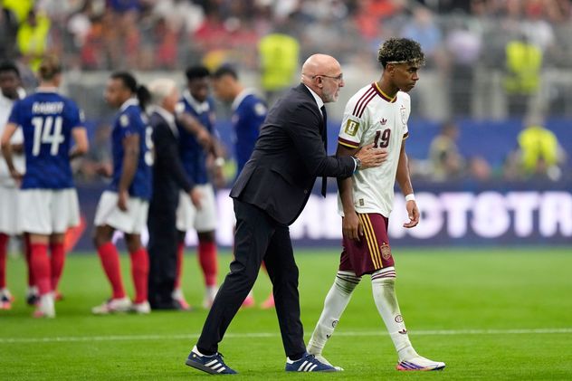 Luis de la Fuente, con una de las figuras de España, Lamine Yamal, destacó al equipo que llegó a la final del Mundial. (AP)