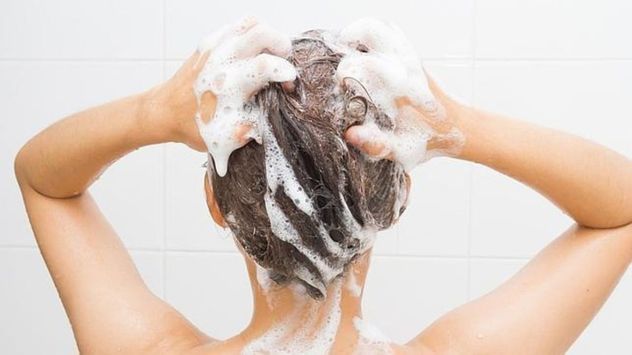 Mezclar una cucharada de azúcar con el shampoo puede ayudar a exfoliar suavemente el cuero cabelludo y eliminar residuos acumulados, aunque los especialistas aconsejan hacerlo solo de forma ocasional.