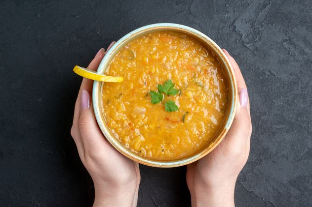 Fácil, barata y perfecta para el invierno: cómo hacer la sopa de lentejas de Jimena Monteverde.