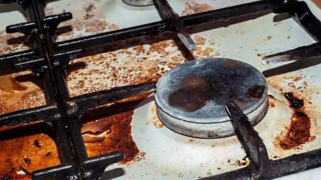 Cómo limpiar las hornallas llenas de grasa sin esfuerzo y con una mezcla casera de dos ingredientes.