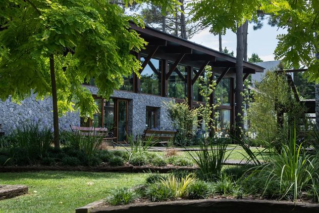 Ubicado entre el bosque y el mar en Mar de las Pampas, el resort ofrece cabañas y aparts totalmente equipados, además de actividades recreativas para niños y adultos durante todo el año.