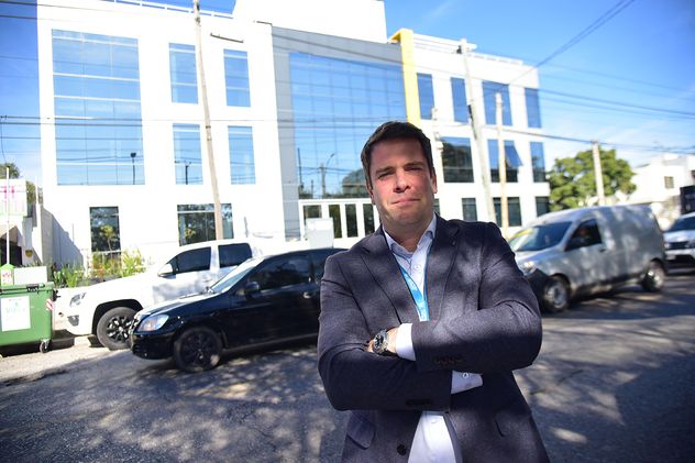 AMPLIACIÓN. Revigliono frente al nuevo edificio listo para inaugurarse sobre la calle Naciones Unidas. Allí se mudaron consultorios externos, áreas de diagnóstico por imágenes y otros servicios que antes estaban en la sede madre.