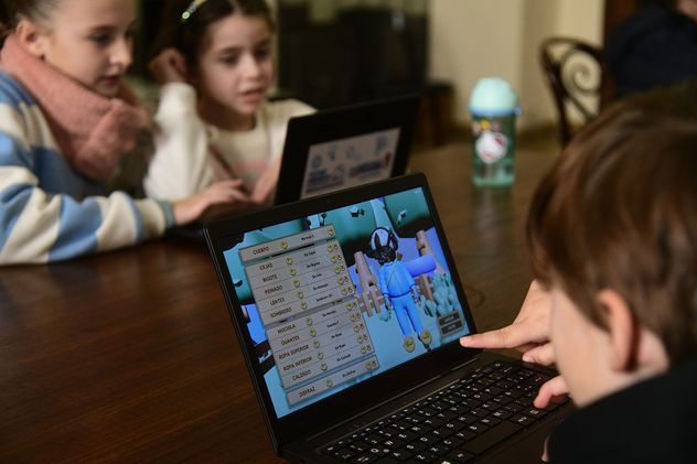 Durante las vacaciones de invierno, la Academia Nacional de Ciencias junto con la fundación Tecnología con Propósito ofrecen talleres de robótica y de programación para niños y niñas.