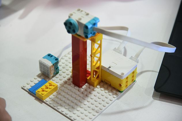 Durante las vacaciones de invierno, la Academia Nacional de Ciencias junto con la fundación Tecnología con Propósito ofrecen talleres de robótica y de programación para niños y niñas.