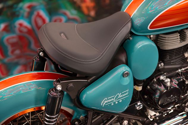 Posee una altura de asiento de 750 mm, una cifra que favorece el control de la moto a baja velocidad y facilita el acceso a una amplia variedad de usuarios.