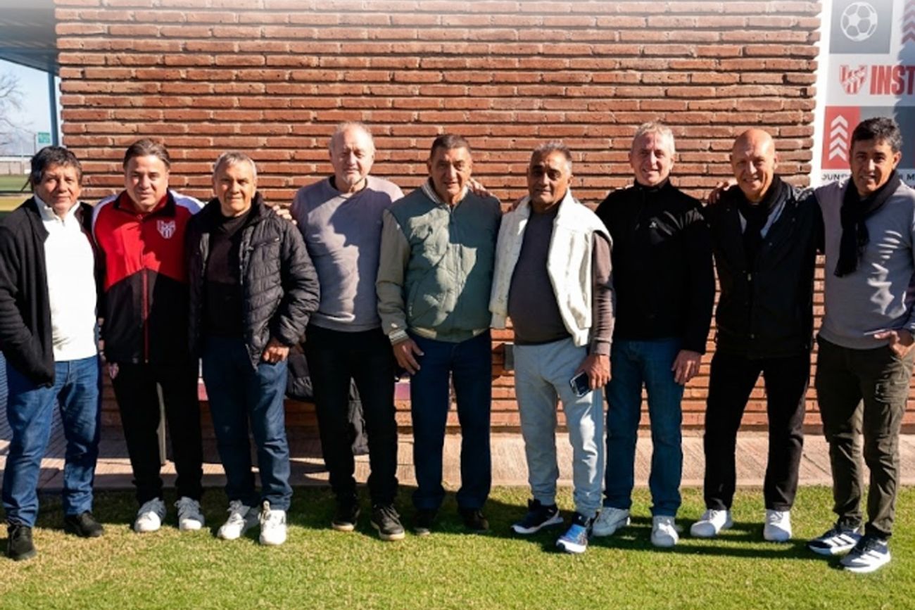 Ramón Álvarez, al centro de la escena junto a viejas glorias de Instituto.