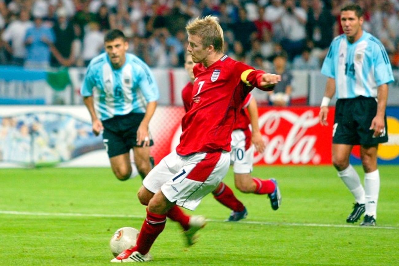 Samuel ante Inglaterra en 2002.