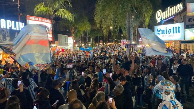 Carlos Paz festeja el triunfo de la selección Argentina.
