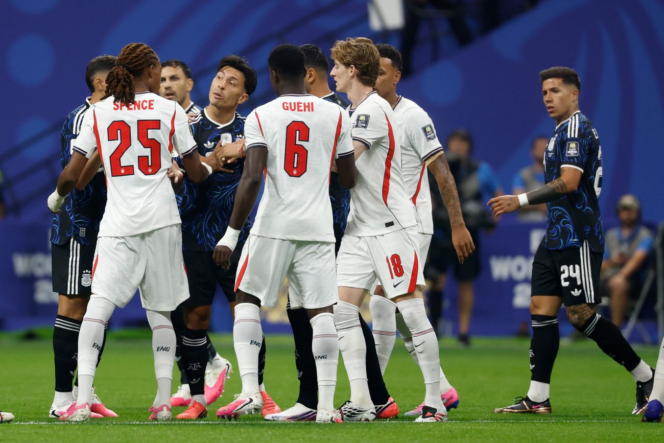 En los primeros tres minutos hubo fuertes cruces entre los jugadores argentinos y los ingleses. (AP)