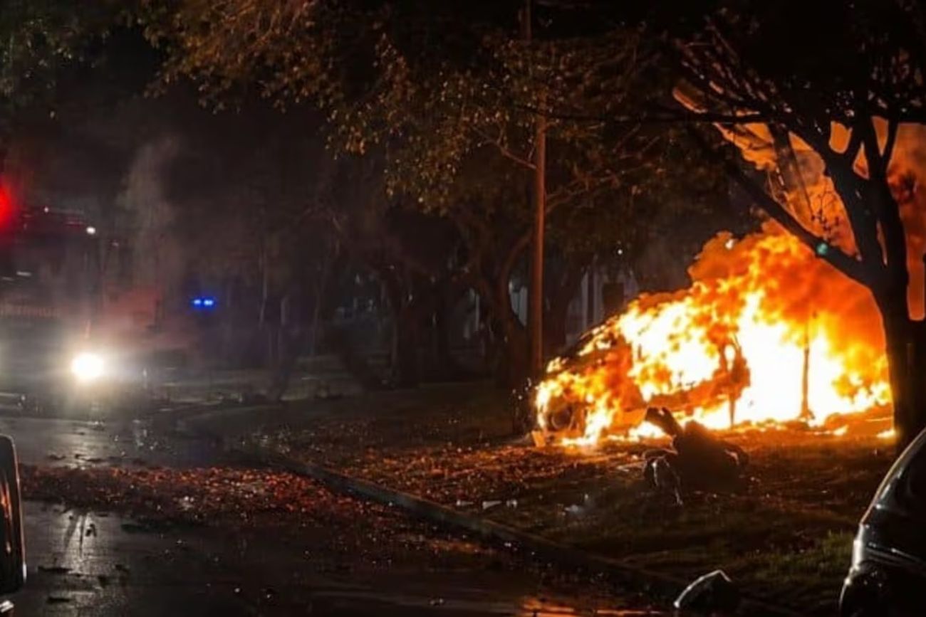 Brasil: una pareja murió calcinada tras chocar y explotar su Porsche contra un árbol
