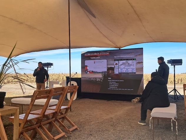 PRESENTACIÓN. Ejecutivos de empresa Case explican las características de la cosechadora más grande de la marca que ya trabaja en campos de Córdoba.