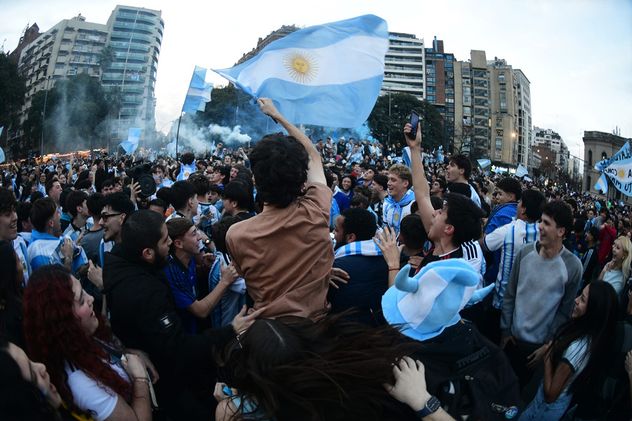 Festejos. Argentina le ganó 2-1 a Inglaterra y jugará la final del Mundial ante España.