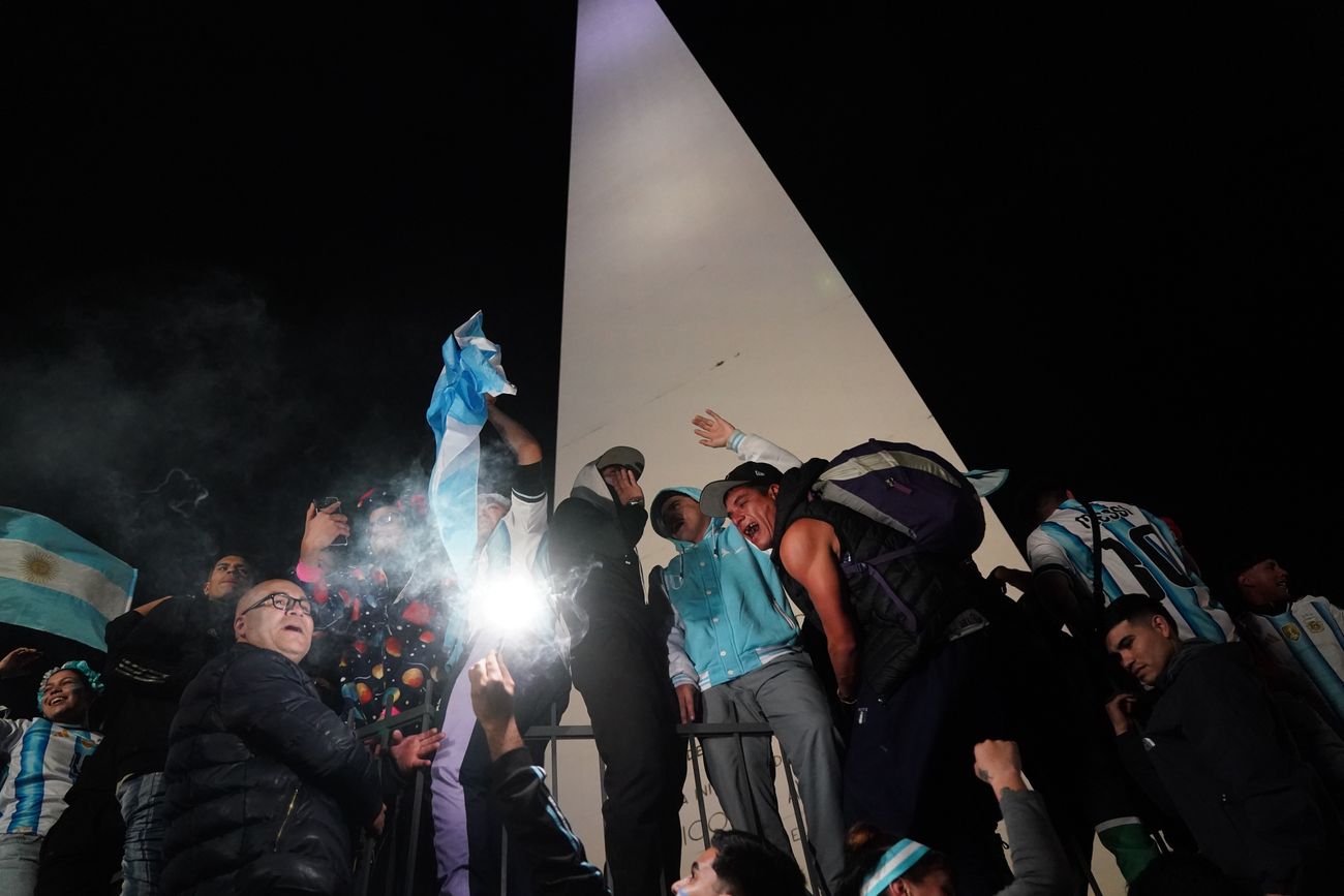 En fotos: así se vive la fiesta en el Obelisco tras la victoria ante Inglaterra