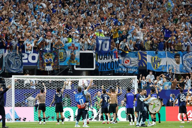 Argentina le ganó 2-1 a Inglaterra y jugará la final del Mundial ante España.