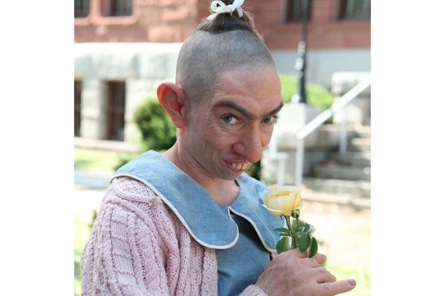 Naomi Grossman le dio vida a Piper en American Horror Story.