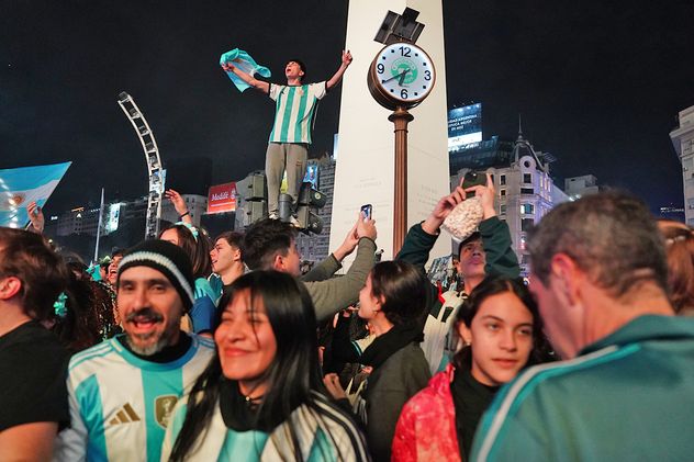 Festejos en el Obelisco por la victoria frente a Inglaterra y el pase a la final del Mundial 2026.