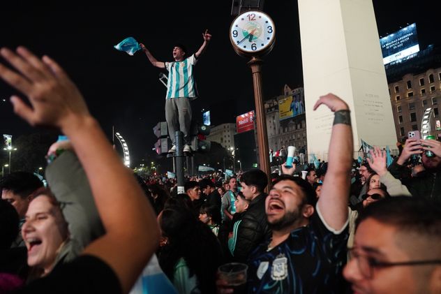 Festejos en el Obelisco. Argentina le ganó 2-1 a Inglaterra y jugará la final del Mundial ante España.