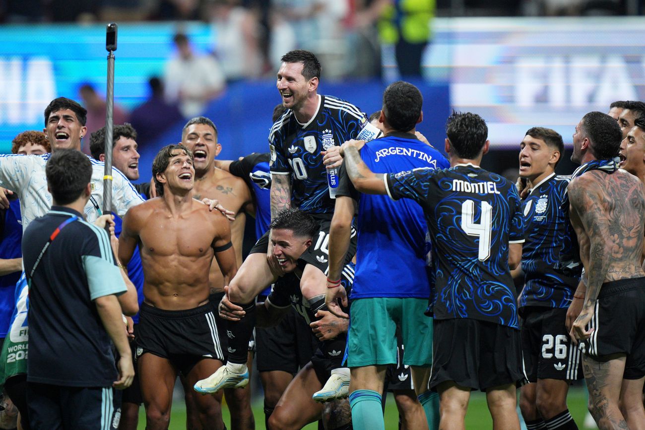 El festejo de los jugadores argentinos tras la clasificación a una nueva final de la Copa del Mundo.