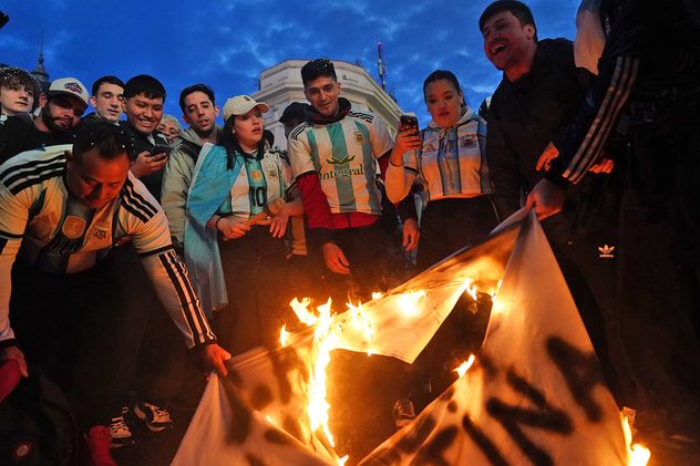 Festejos en el Obelisco por la victoria frente a Inglaterra y el pase a la final del Mundial 2026.