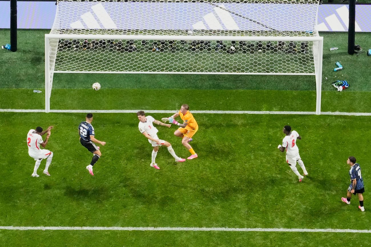 Lautaro Martínez conecta de cabeza y le da el triunfo a Argentina frente a Inglaterra en la Copa del Mundo. (AP)