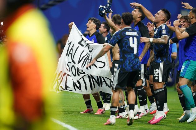 "Las Malvinas son argentinas": la bandera que mostraron los jugadores después de ganarle a Inglaterra